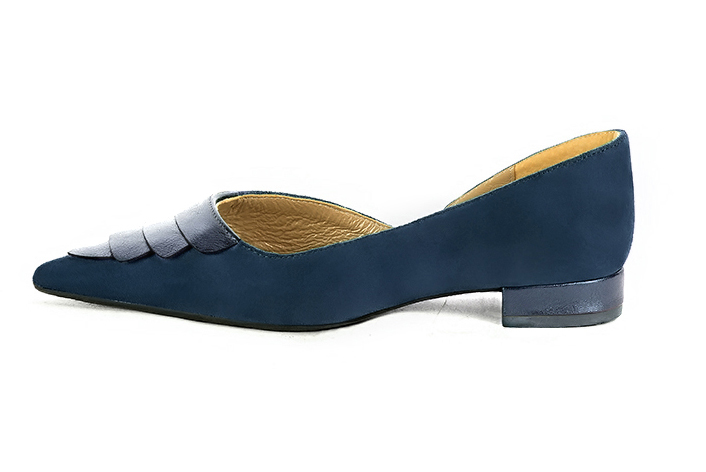 Navy blue women's open arch dress pumps. Pointed toe. Flat flare heels. Profile view - Florence KOOIJMAN